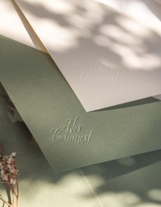 Sello de relieve para invitaciones
